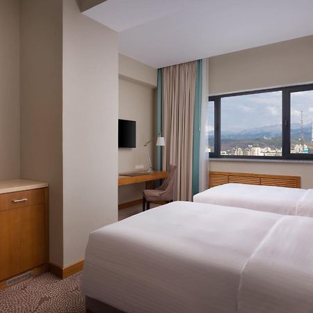 Doubletree By Hilton Almaty Hotell Eksteriør bilde