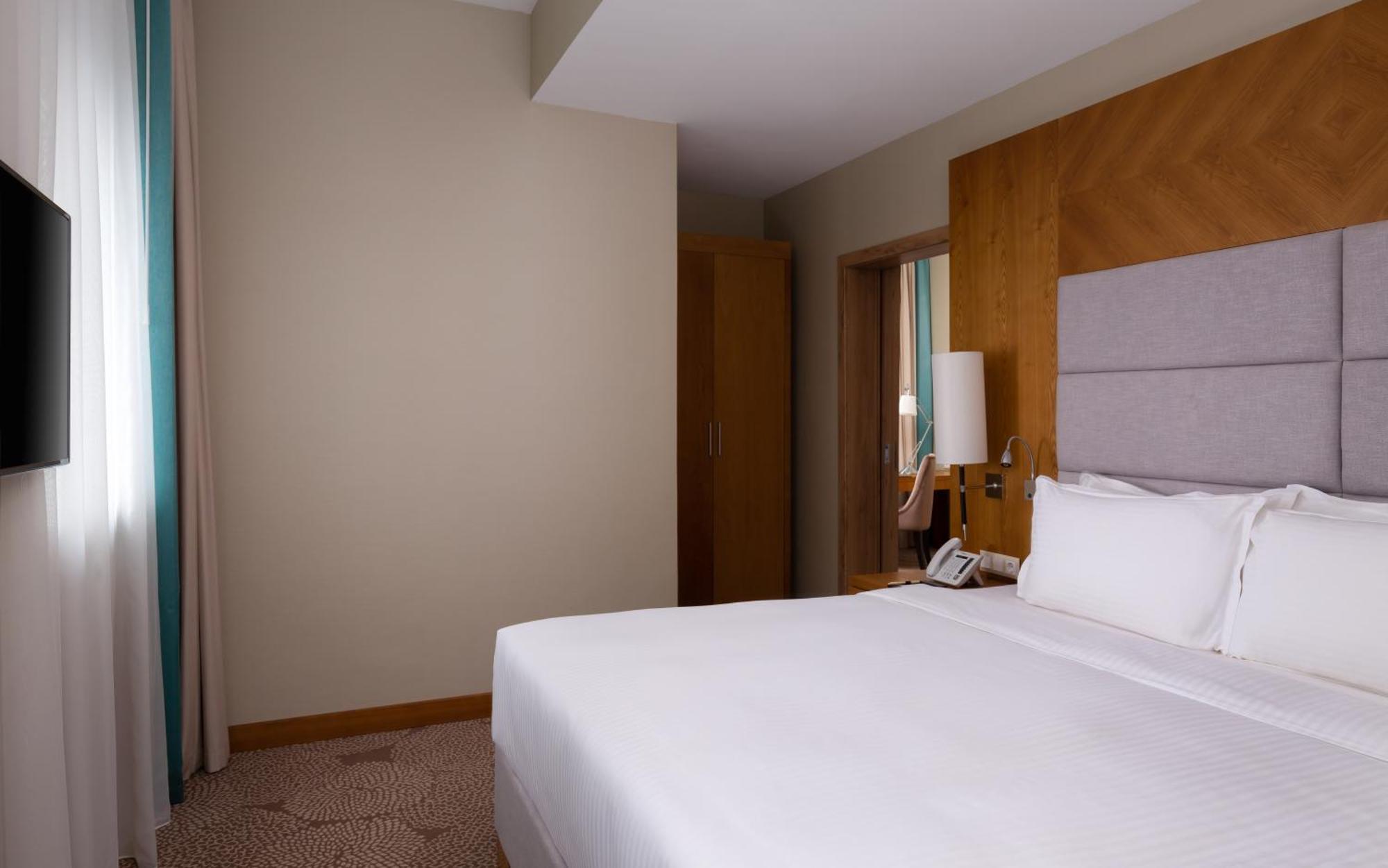 Doubletree By Hilton Almaty Hotell Eksteriør bilde