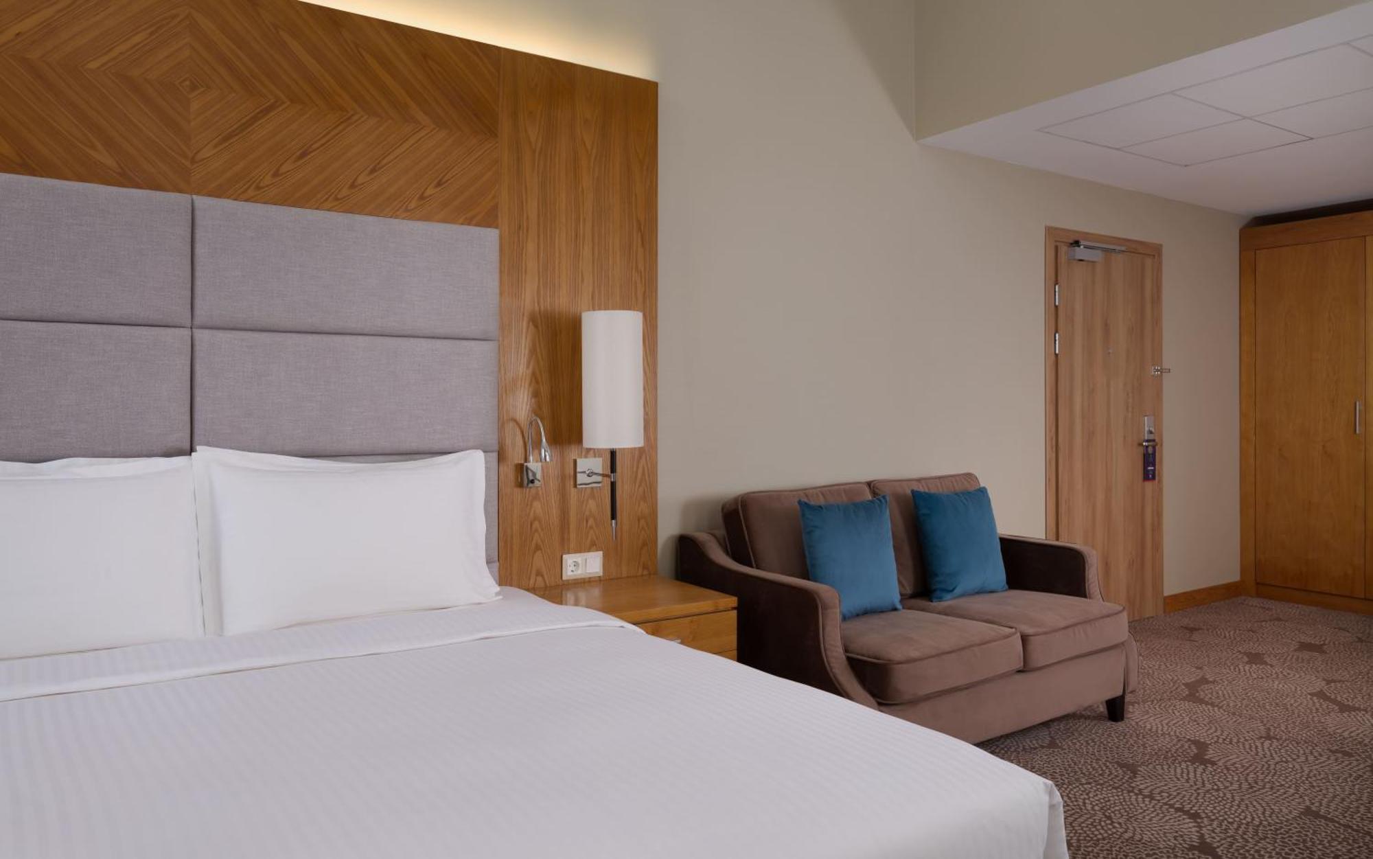 Doubletree By Hilton Almaty Hotell Eksteriør bilde