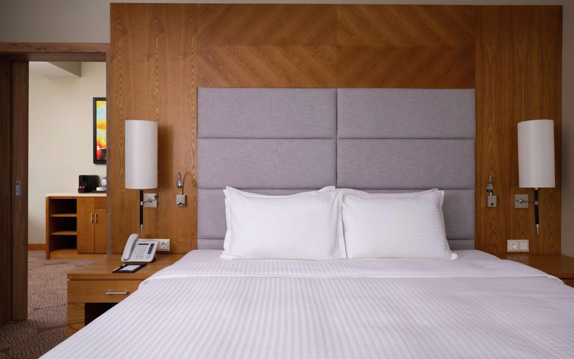 Doubletree By Hilton Almaty Hotell Eksteriør bilde