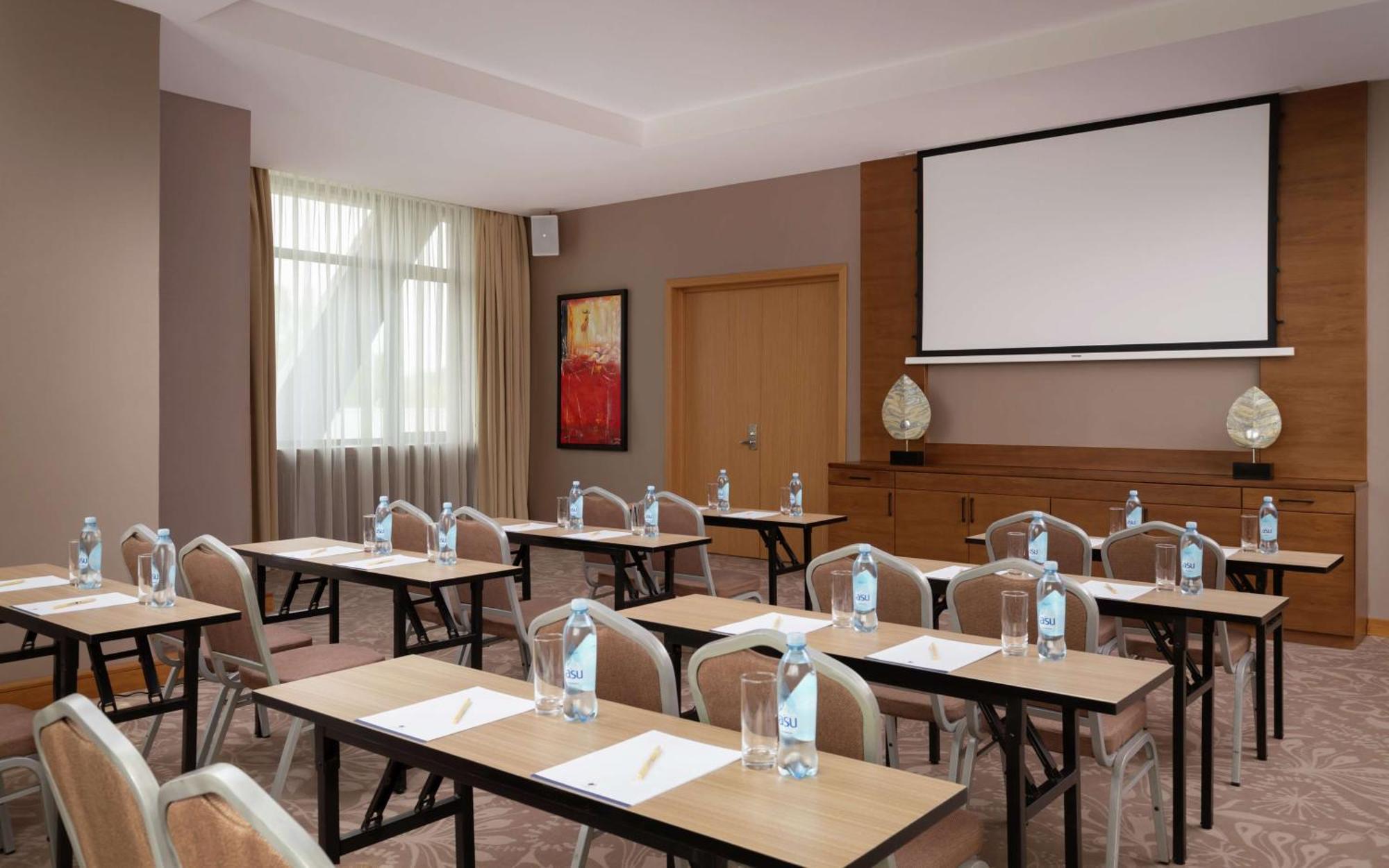 Doubletree By Hilton Almaty Hotell Eksteriør bilde