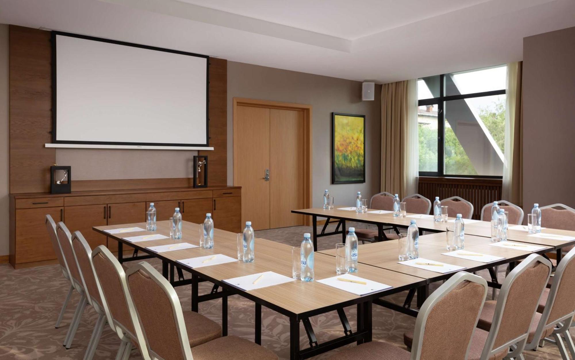 Doubletree By Hilton Almaty Hotell Eksteriør bilde