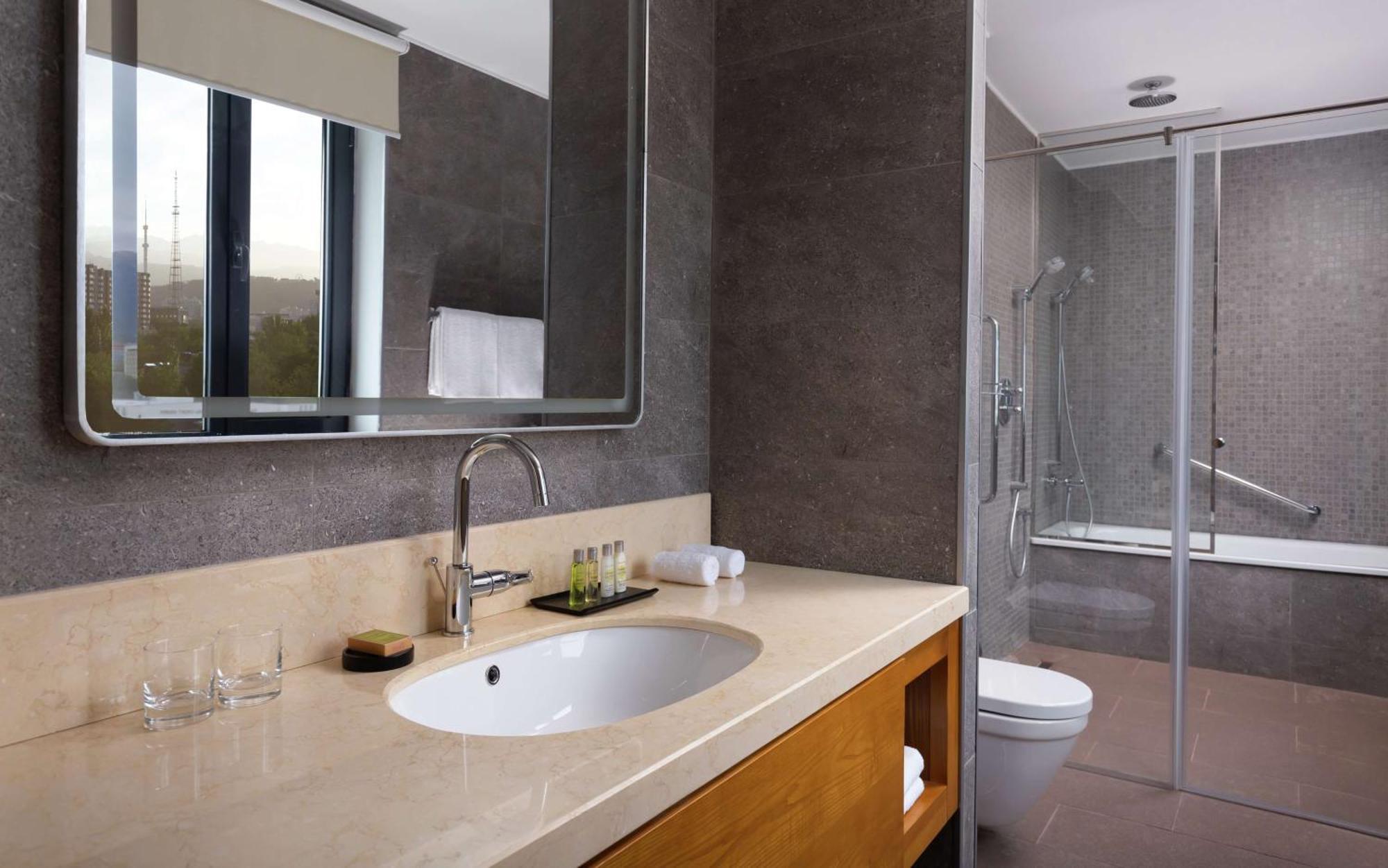 Doubletree By Hilton Almaty Hotell Eksteriør bilde
