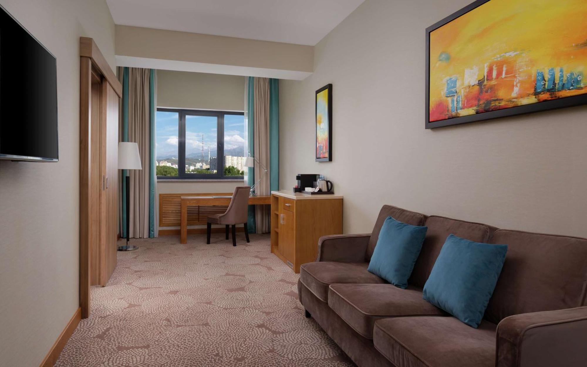 Doubletree By Hilton Almaty Hotell Eksteriør bilde